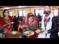 ल हेर्नुहोस दुलहीले दुलाहालाई यसरी खुवाउन परेपछि ... रमाइलो भिडियो wedding party special