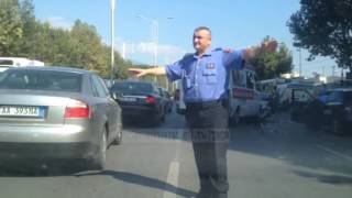 Aksident në Laprakë, dëme materiale dhe trafik i rënduar - Top Channel Albania - News - Lajme