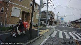 歩道走る郵便バイクおまけに逆走も