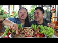 ส้มตำขนมจีน หมูกรอบ กรอบแบรกแตก มาแซ่บกับผัวเมียพ่อแม่มือใหม่จ้า