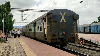 Gadhidham Vishakapatam Exprsea Arrival At Jalgaon Junction