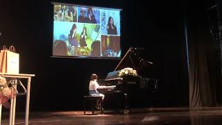 Lần đầu biểu diễn piano trên sân khấu của Bơ. Oánh xong thì vung vẩy chân chờ tiếng vỗ tay thôi ạ.