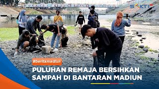 MADIUN - Puluhan Remaja Bersihkan Sampah Di Bantaran Madiun