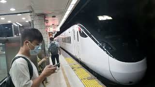 408次樹林發車經由花東線開往台東的超優質直達EMU3000型十二輛編組EMU3006皮蛋豆腐騰雲號新城際自強號列車，4107次羅東發車經由宜蘭線開往樹林的EMU812+EMU811微笑號區間車