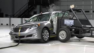 2011 Hyundai Equus side IIHS crash test