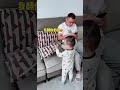 爸爸偷偷吃孩子的零食，没想到下一秒孩子就发现了 funny cute baby