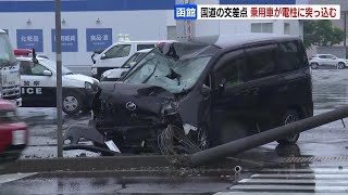 コンビニ駐車場で方向転換しようとして衝突か　乗用車が電柱に衝突し大破　運転していた20代男性は無事　北海道函館市