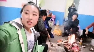 小花想想彝族女孩的彩礼，我弟弟也还没娶老婆怎么娶才能娶的到呢【悬崖村小花】