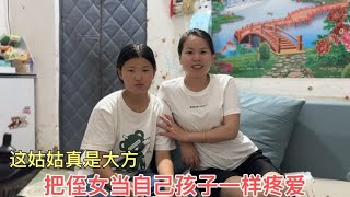 远嫁姑姑回娘家，给侄子侄女一人一个大红包，真是当自己孩子疼爱