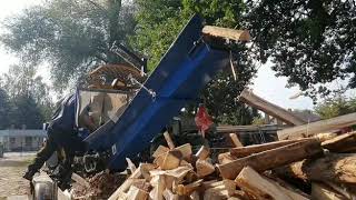 Holzspalten mit ein Sägespaltautomat