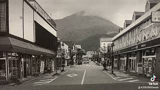 由布院駅前から由布岳をのぞむ今と昔　昭和20年代と平成23年にタイムスリップ 湯布院町　由布市　大分県