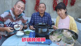 大彭65买3个猪蹄，配上黄豆海带一锅炖，软糯可口，啃着真带劲