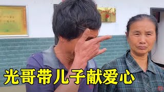 帶兒子做義工，這些人感動到默默的擦眼睛，充滿了正能量【桂平光哥】