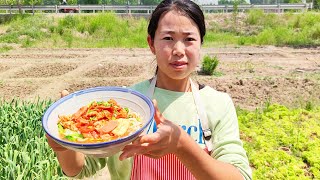 【农家的小勇】小勇做手擀面，拌上番茄火腿鸡蛋卤看着就馋，就着自家嫩蒜真得劲