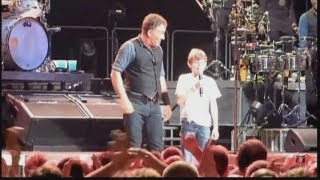 Bruce Springsteen brings boy on stage to sing in Australia