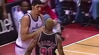 Dennis Rodman FIGHTS Giant 7' 7" Gheorghe Mureșan (1997)