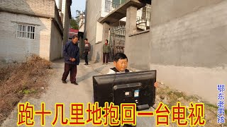 老男孩跑十几里地外抱回一台电视，修完送上门，老乡留吃饭没成 | 鄂东老男孩