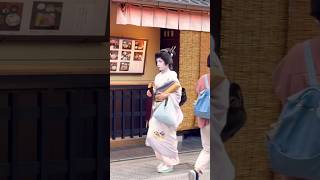 花見小路を歩く芸妓さん👘Geiko Kyoto🇯🇵Japan