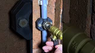 पानी के पाइप के बीच में नल स्थापित करना एक सुविधाजनक #plumbing #plumbingwork #shorts #trending#viral