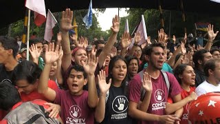 Estudiantes universitarios piden a militares venezolanos cesar apoyo a Maduro | AFP