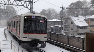 雪の中東横線多摩川駅に入線する東急5050系5158F各停渋谷行き