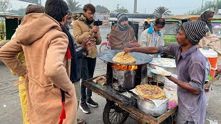 DESI BREAKFAST ON ROADSIDE SAAG MAKHAN AND ALOO PARATHA | LAHORE STREET FOOD IN PAKISTAN