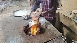 Master of whitening copper containers in the old way