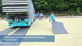 Fahrplatten zum Schutz eines Kunstrasen-Fussballplatz