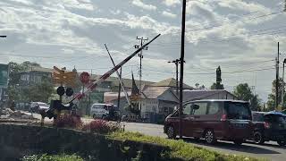 Melihat Kereta Api lewat Dekat Palang Pintu perlintasan