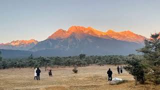 云南玉龙雪山 日照金山