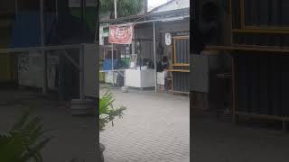 Kasihan pria ini,sudah sebulan buka tapi tak ada pembelinya.