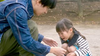 育児放棄をしていた父親が幼い娘と懸命に向き合う／映画『この小さな手』予告編