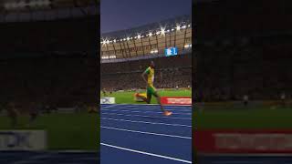 🔥🔥Usainbolt smashed the 200m world record with 19.19.