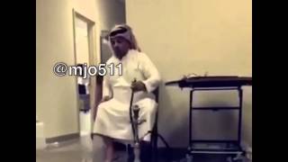 يشيش في مكان عام ويجي خويه يخلعه 😂هههههههعههه