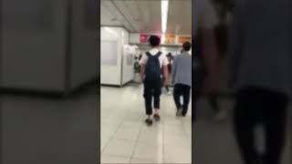 新宿駅で女性にだけぶつかる最低男