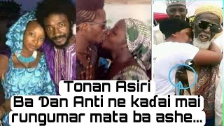 Tonan Asiri | wata Sayyada ta fasa kwai • Rungumar mata a Ɗarika