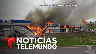 Rescate de un bombero de entre escombros en llamas | Noticias | Noticias Telemundo