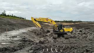 Amazing SUMITOMO SH210 Excavator,the process of smoothing slops in muddy areas part 2