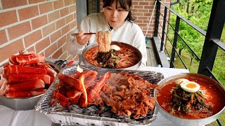 Baharatlı kömürde ızgara domuz eti ve genç turplu soğuk erişte Kimchi çorbası Mu