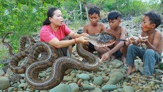 Mountain women found snake in river and she cook for eat. Its so yummy.