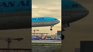 KOREAN AIR BOEING 777 LANDING AT LOS ANGELES INT AIRPORT#shorts #lax #boeing777 #boeing ##la #flight