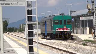 automotrice FS ALn 668 in transito alla stazione di Castel Lagopesole