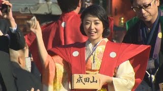 白鵬関らが豆まき 成田山新勝寺で節分会