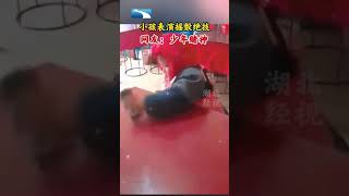 小孩表演摇骰绝技，网友：少年赌神！ Children perform the unique skill of rolling dice, netizen: young gambler!