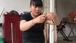 茶乡巧云: 一次性剥40多斤笋是什么体验？农村姑娘这样剥笋，活30年第一次见