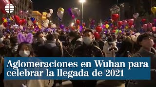 Aglomeraciones en Wuhan (China) para recibir 2021