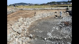 飛鳥京跡苑池　カーブした階段状護岸みつかる