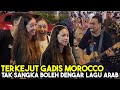 Tergelak Gadis manis Morocco sebab terkejut bila Bob boleh main lagu Arab untuk mereka