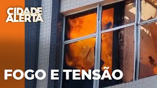 Incêndio em prédio bloqueia rua no centro de Curitiba
