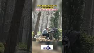 江苏邳州：妻子去世后，老人天天骑车去坟前为她读书，一坐就是大半天